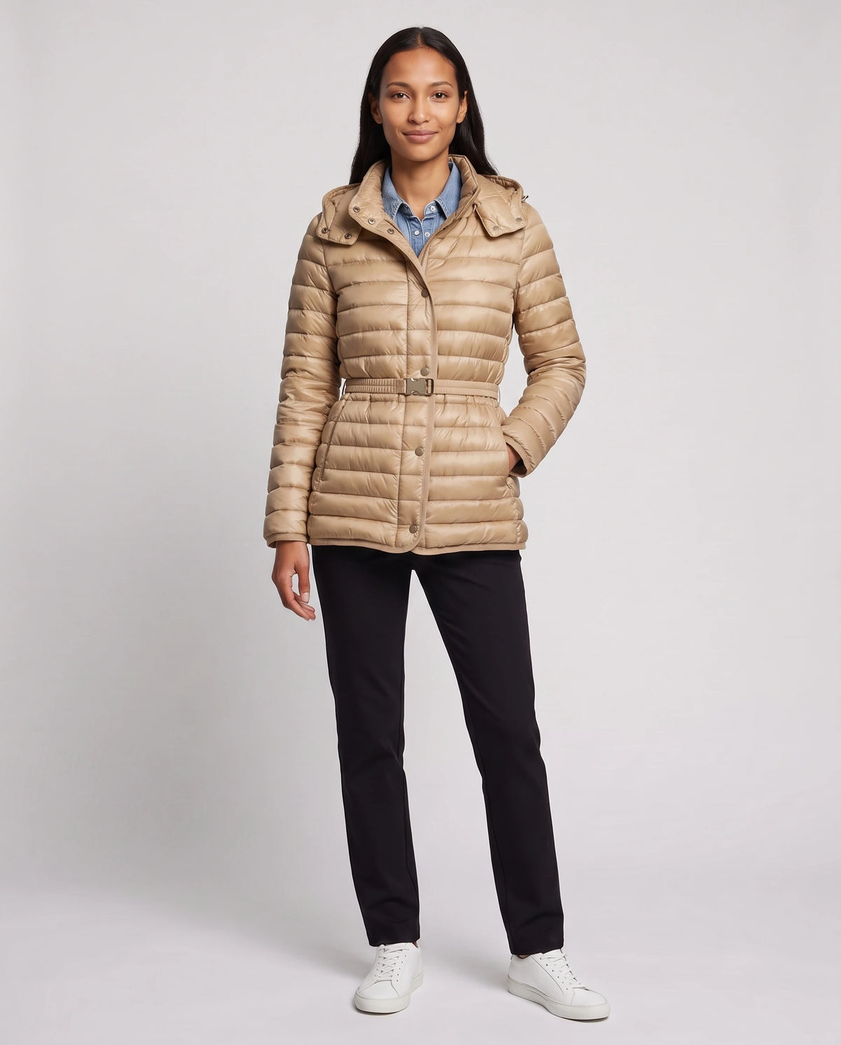 Leichte Steppjacke mit Kapuze und Schnallengürtel Magali in Camel, Vorderansicht in ganzer Länge, geschlossen, Gürtel geschlossen