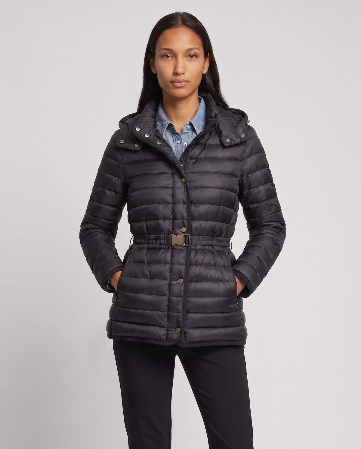 Leichte Steppjacke mit Kapuze und Schnallengürtel Magali in Schwarz, Nahaufnahme, geschlossen, Gürtel geschlossen