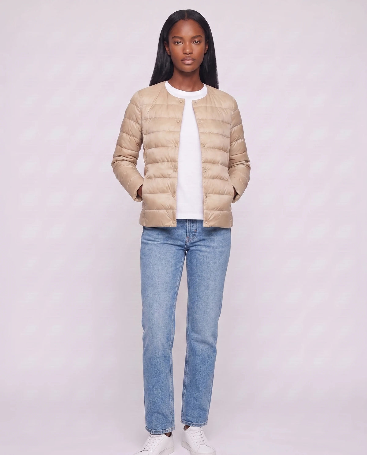 Leichte dünne Steppjacke mit Rundhals Sophie in Beige, Dreiviertelansicht, Kragen zum V-Ausschnitt umgelegt