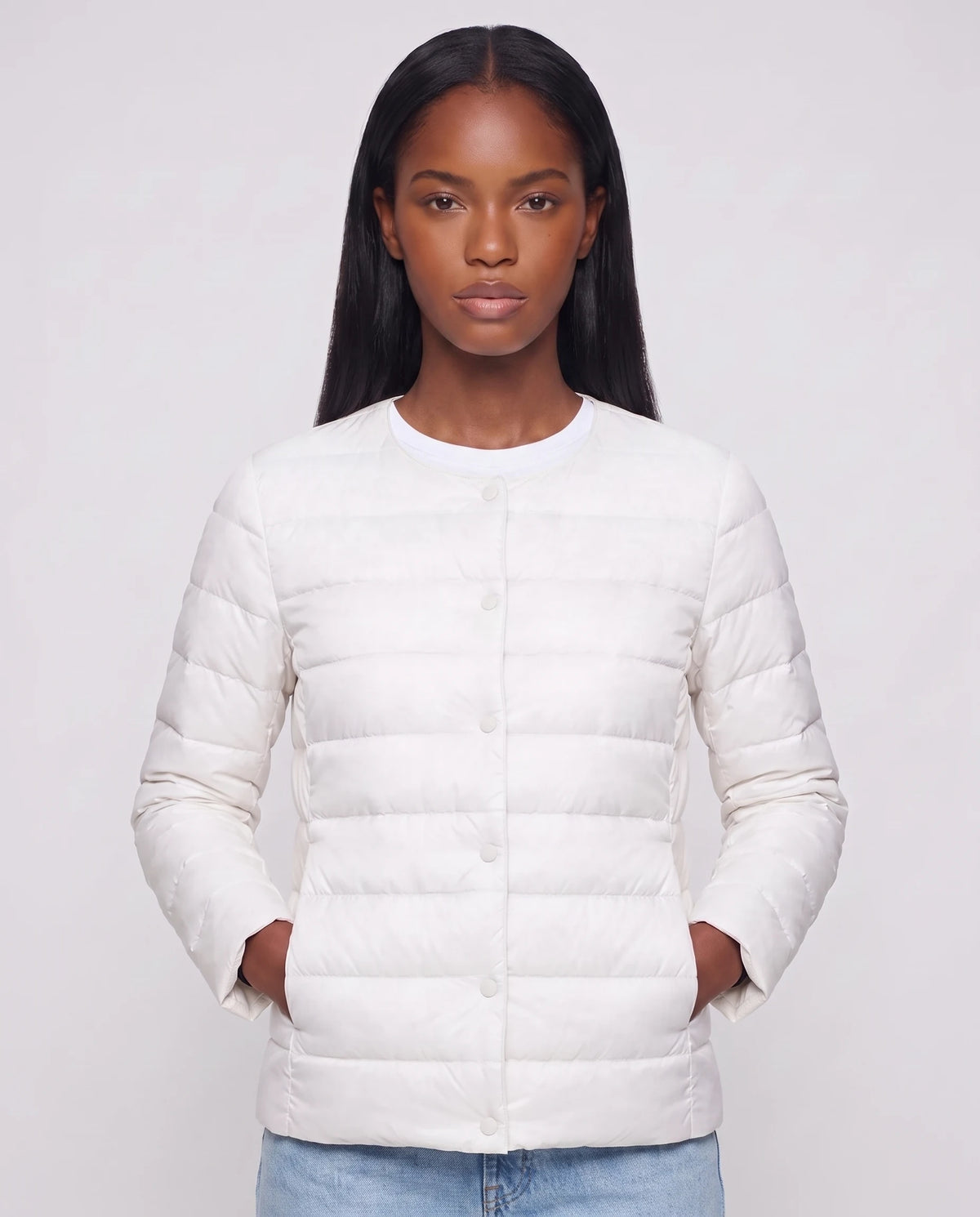 Leichte dünne Steppjacke mit Rundhals Sophie in Weiss, Nahaufnahme von vorn, Rundhals geschlossen