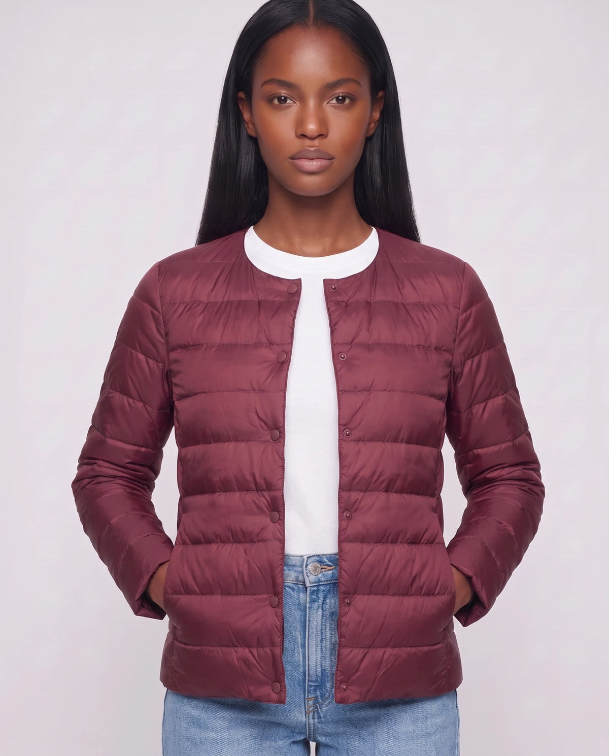 Leichte dünne Steppjacke mit Rundhals Sophie in Bordeaux, Nahaufnahme von vorn, Rundhals geschlossen