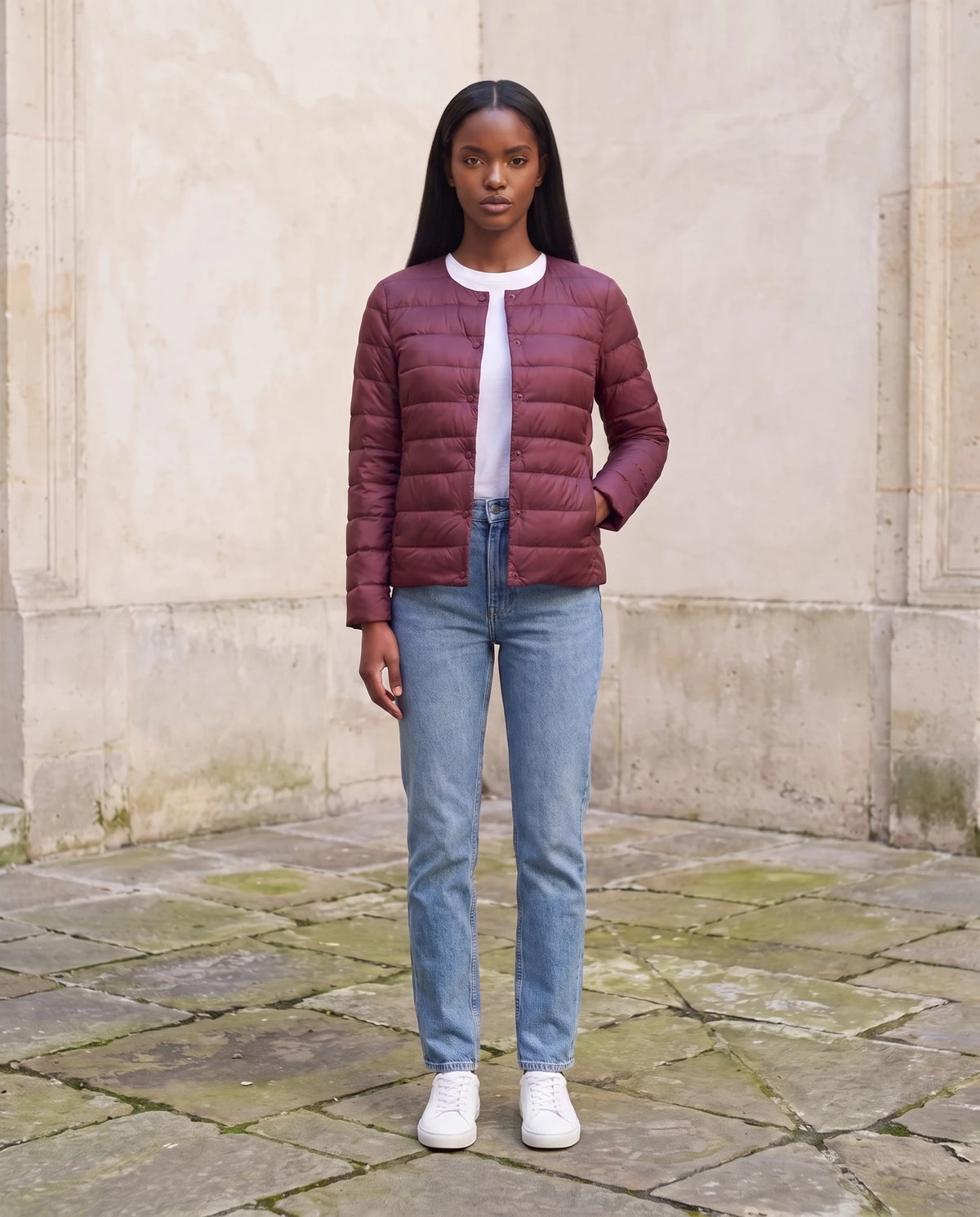 Leichte dünne Steppjacke mit Rundhals Sophie in Bordeaux, getragen in einem Steinhof
