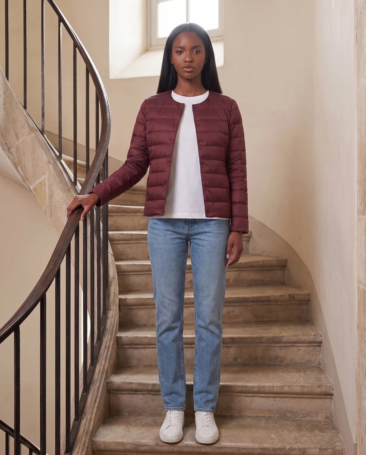 Leichte dünne Steppjacke mit Rundhals Sophie in Bordeaux, getragen in einer Wendeltreppe, Kragen zum V-Ausschnitt umgelegt