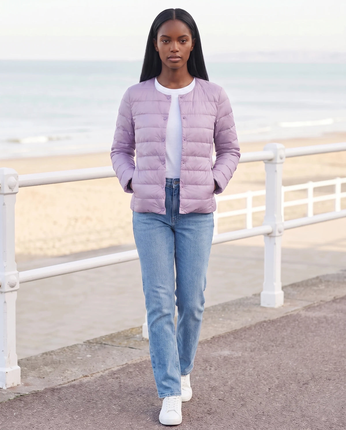 Leichte dünne Steppjacke mit Rundhals Sophie in Flieder, getragen auf einer Strandpromenade