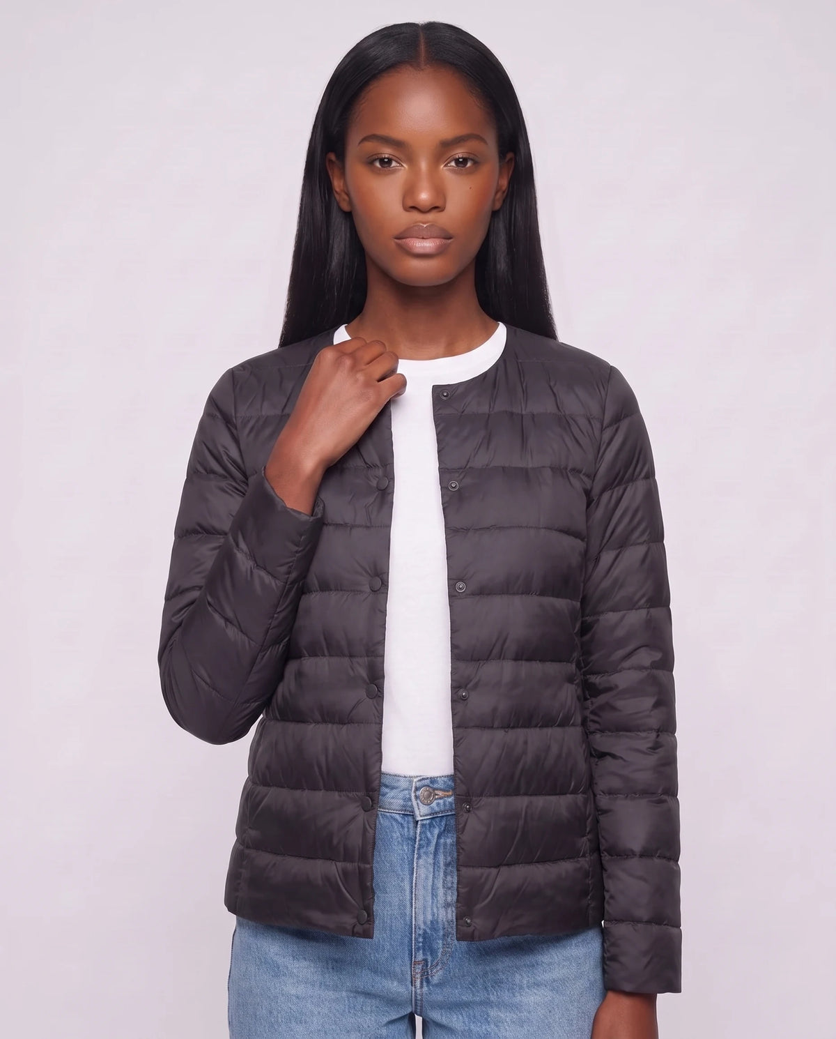 Leichte dünne Steppjacke mit Rundhals Sophie in Schwarz, Nahaufnahme von vorn, Rundhals geschlossen