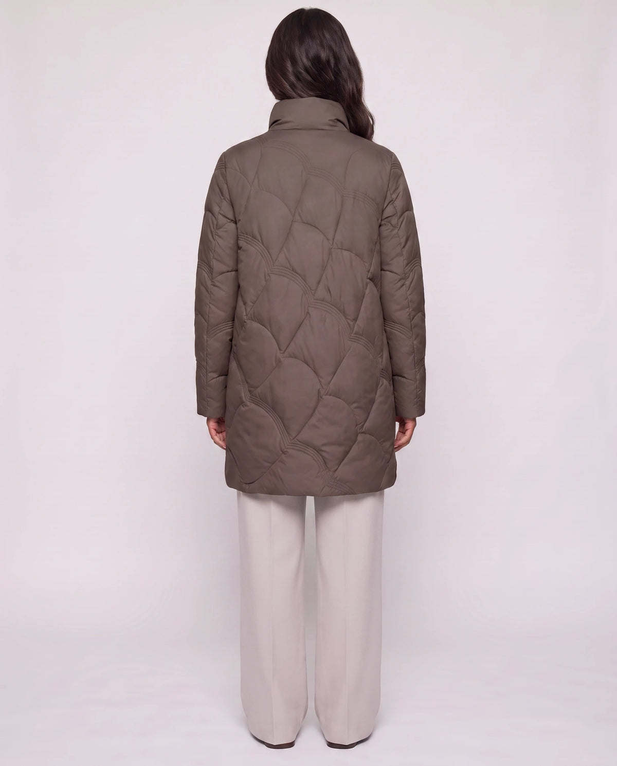 Leichte mittellange Steppjacke mit Wellensteppung Ludmila in Schokolade, Rückansicht, Wellensteppung, Seitenschlitze
