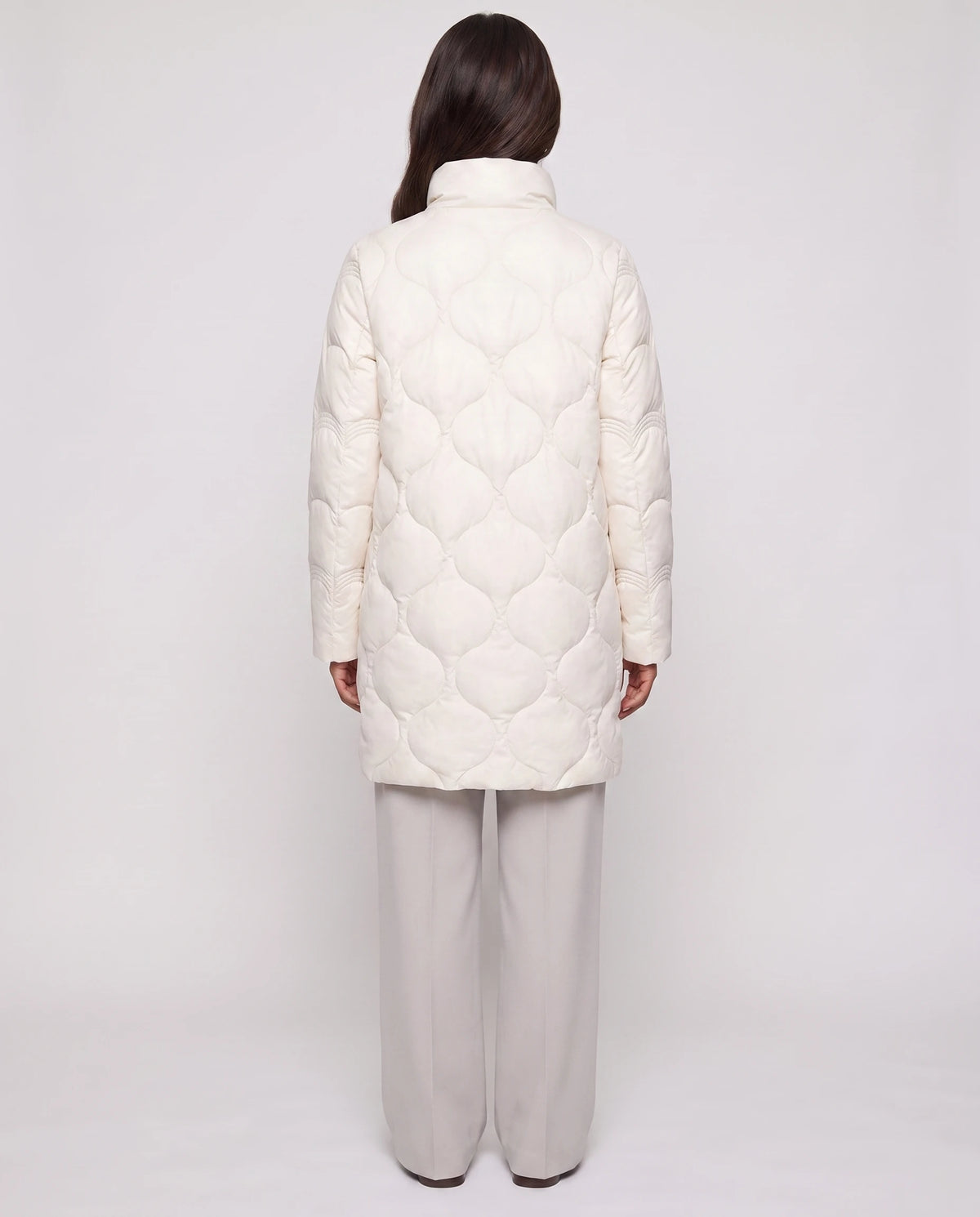 Leichte mittellange Steppjacke mit Wellensteppung Ludmila in Ecru, Rückansicht, Wellensteppung, Seitenschlitze