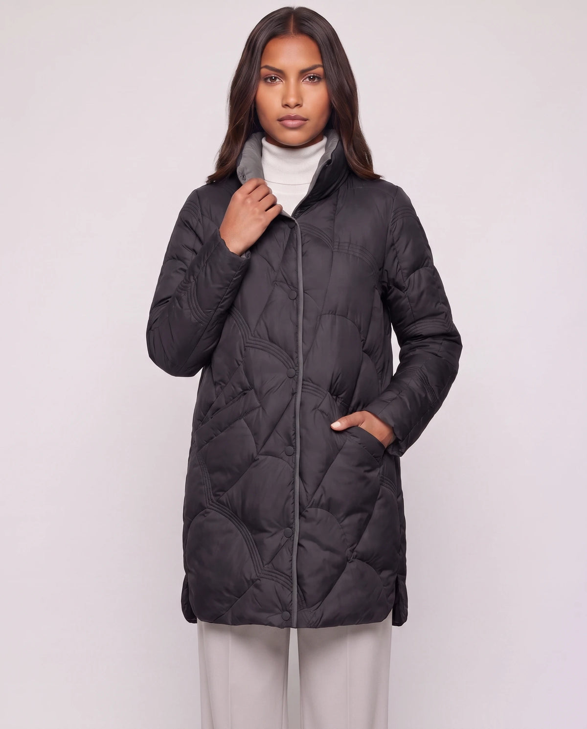 Leichte mittellange Steppjacke mit Wellensteppung Ludmila in Schwarz, Nahaufnahme, geschlossen, Stehkragen mit Kontrastinnenseite