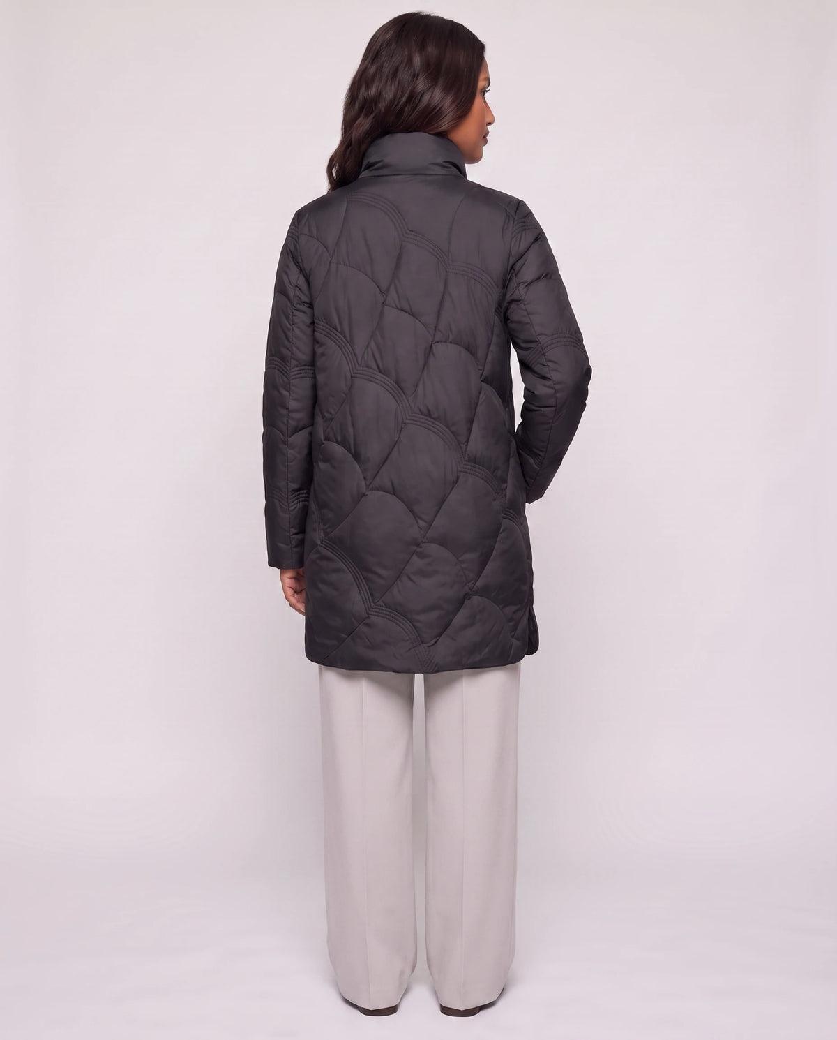 Leichte mittellange Steppjacke mit Wellensteppung Ludmila in Schwarz, Rückansicht, Wellensteppung, Seitenschlitze