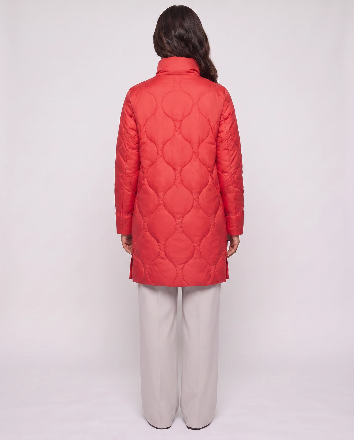 Leichte mittellange Steppjacke mit Wellensteppung Ludmila in Rot, Rückansicht, Wellensteppung, Seitenschlitze