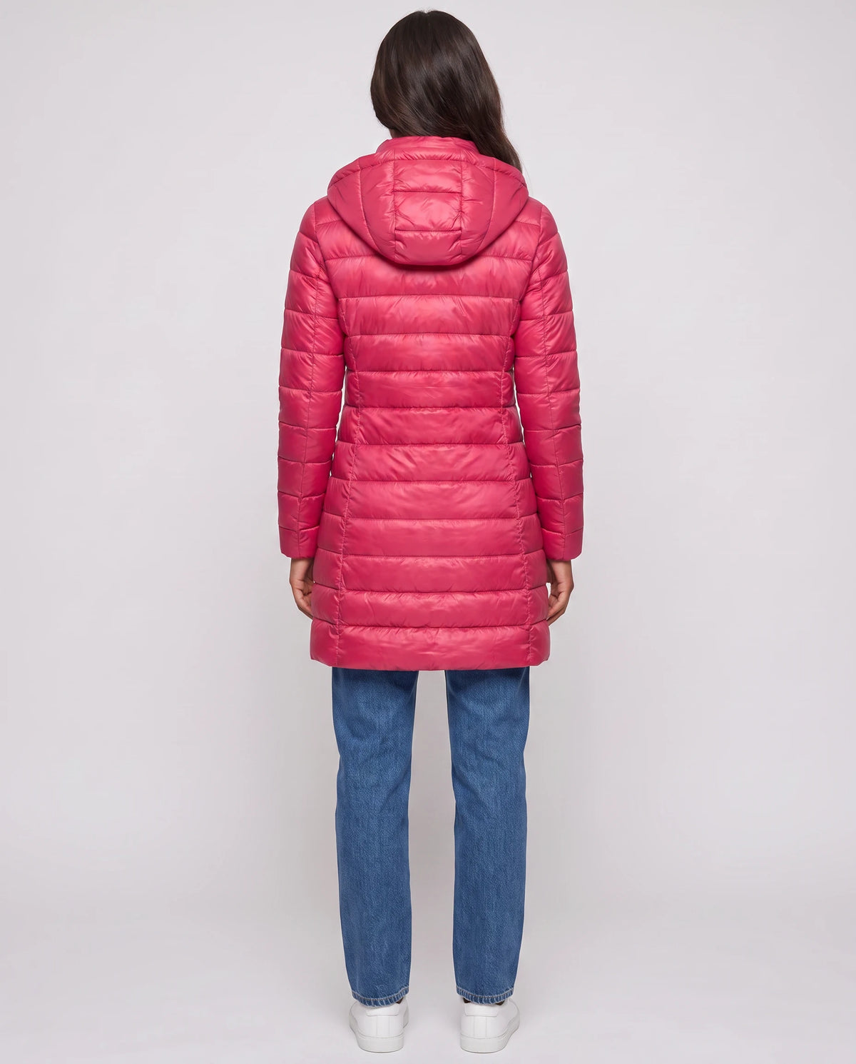 Doudoune légère cintrée Nélie en Rose Framboise, vue de dos avec capuche