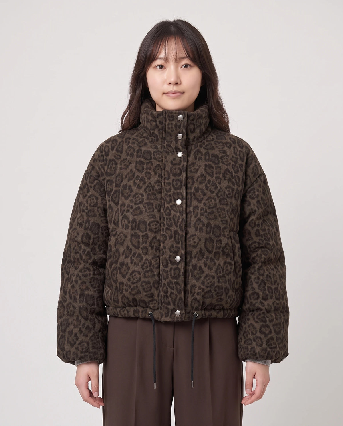 Kurze Steppjacke mit Leopardenmuster Auréline in Leopard Kaffeebraun, Stehkragen bis zum Kinn geschlossen, Dreiviertelansicht