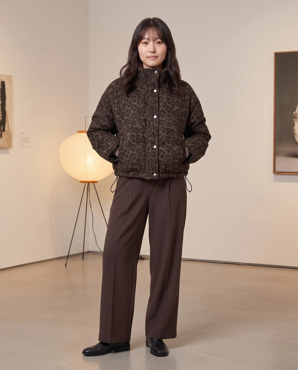 Kurze Steppjacke mit Leopardenmuster Auréline in Leopard Kaffeebraun, im Alltag getragen, Hände in den Taschen