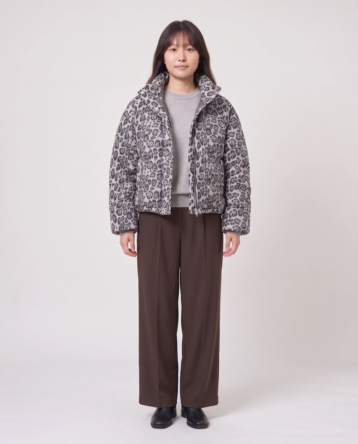 Kurze Steppjacke mit Leopardenmuster Auréline in Leopard Hellgrau, offen getragen über perlgrauem Strick