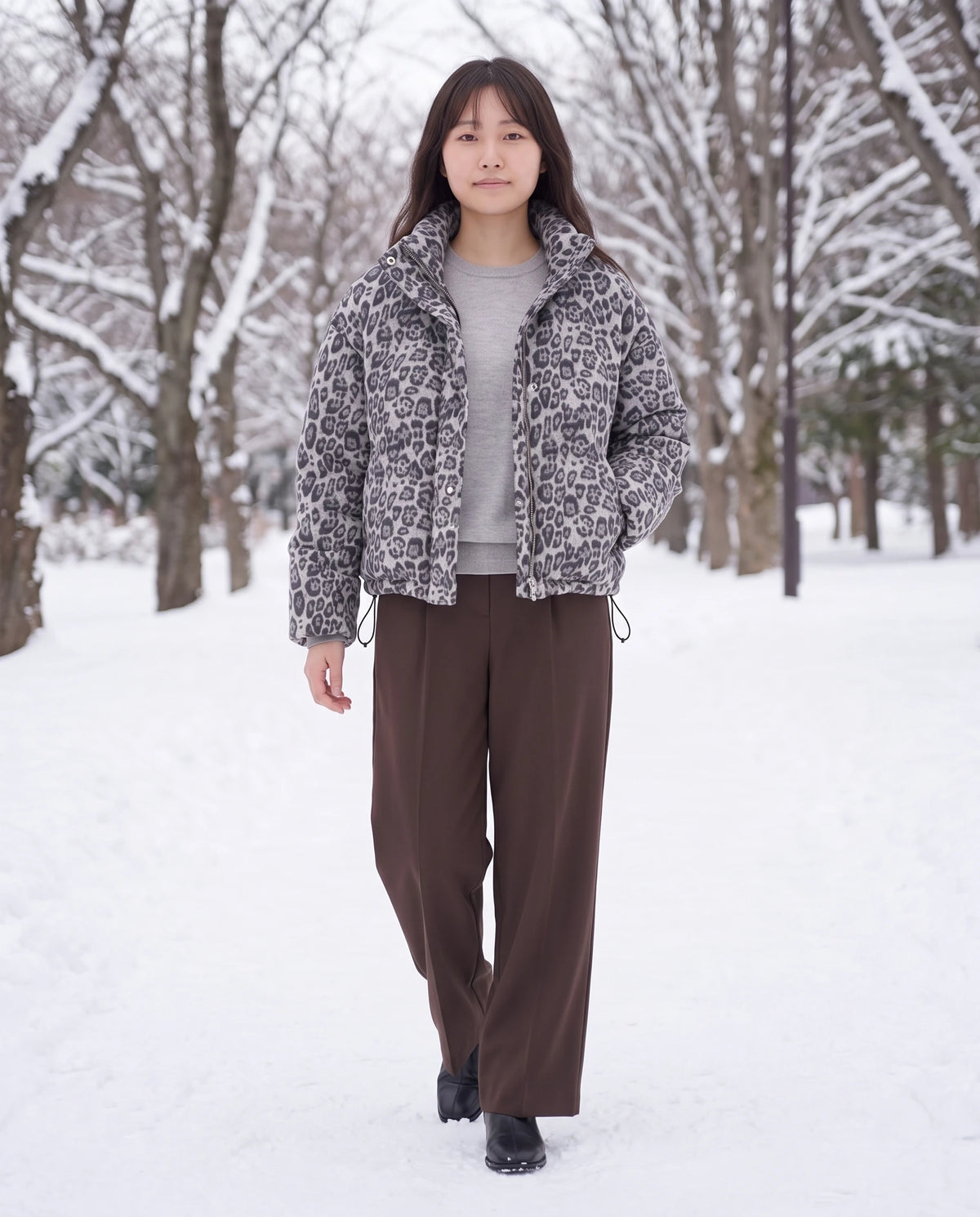 Kurze Steppjacke mit Leopardenmuster Auréline in Leopard Hellgrau, offen getragen, draußen