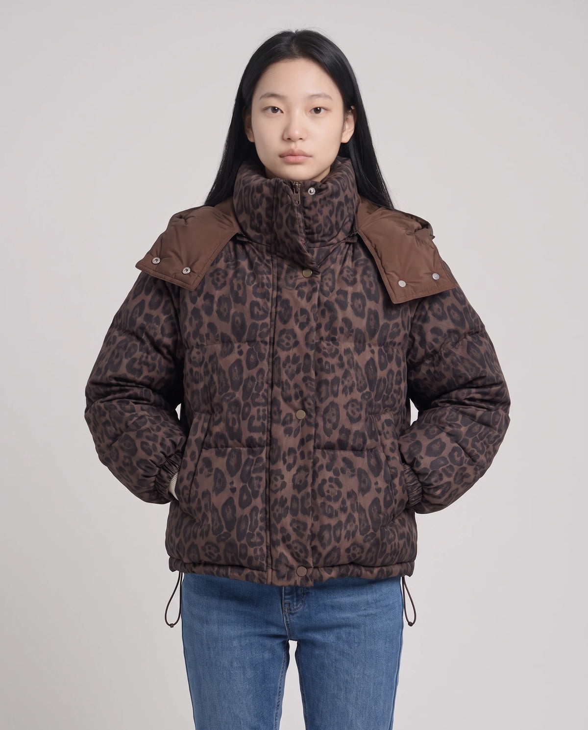 Kurze Steppjacke mit Leopardenmuster Sybille in Leopard Kaffeebraun, Nahaufnahme von vorne, Jacke geschlossen, Kapuze unten