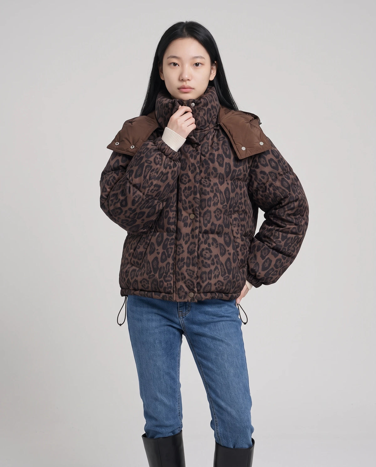 Kurze Steppjacke mit Leopardenmuster Sybille in Leopard Kaffeebraun, Ganzkörperansicht von vorne, Jacke geschlossen