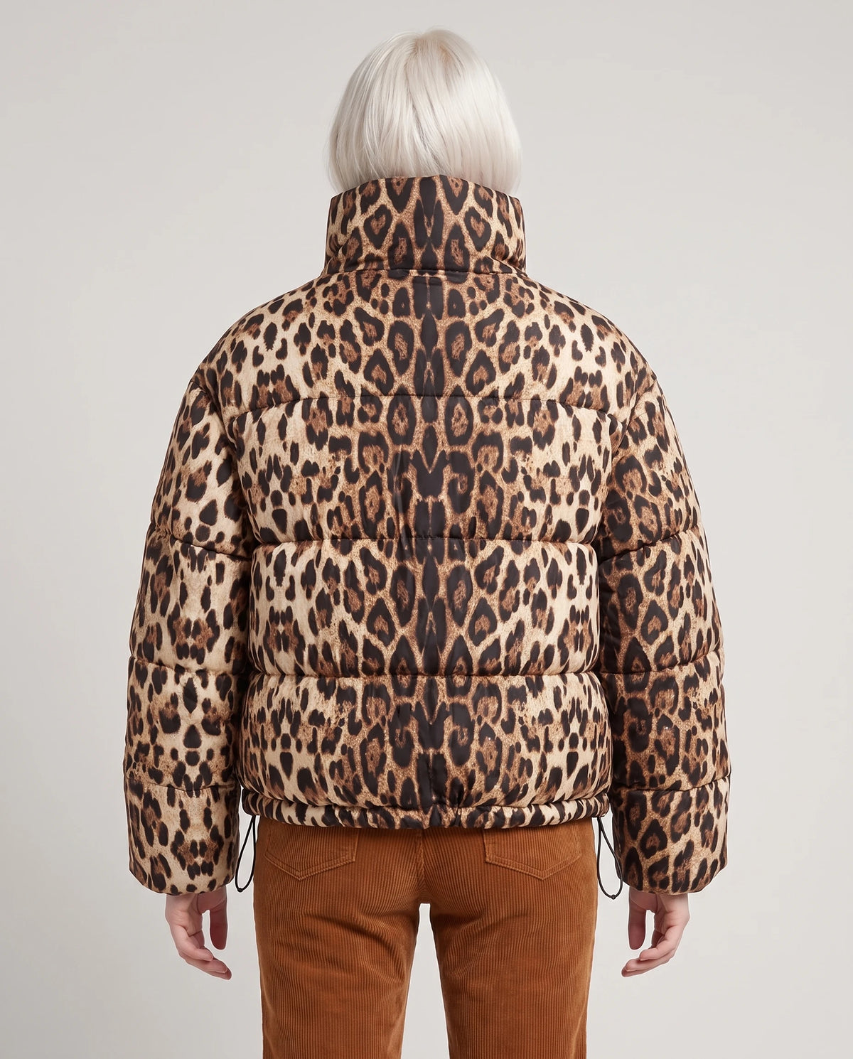 Kurze Steppjacke mit Leopardenmuster Mona, Rückansicht, breite Steppkammern und hoher Kragen