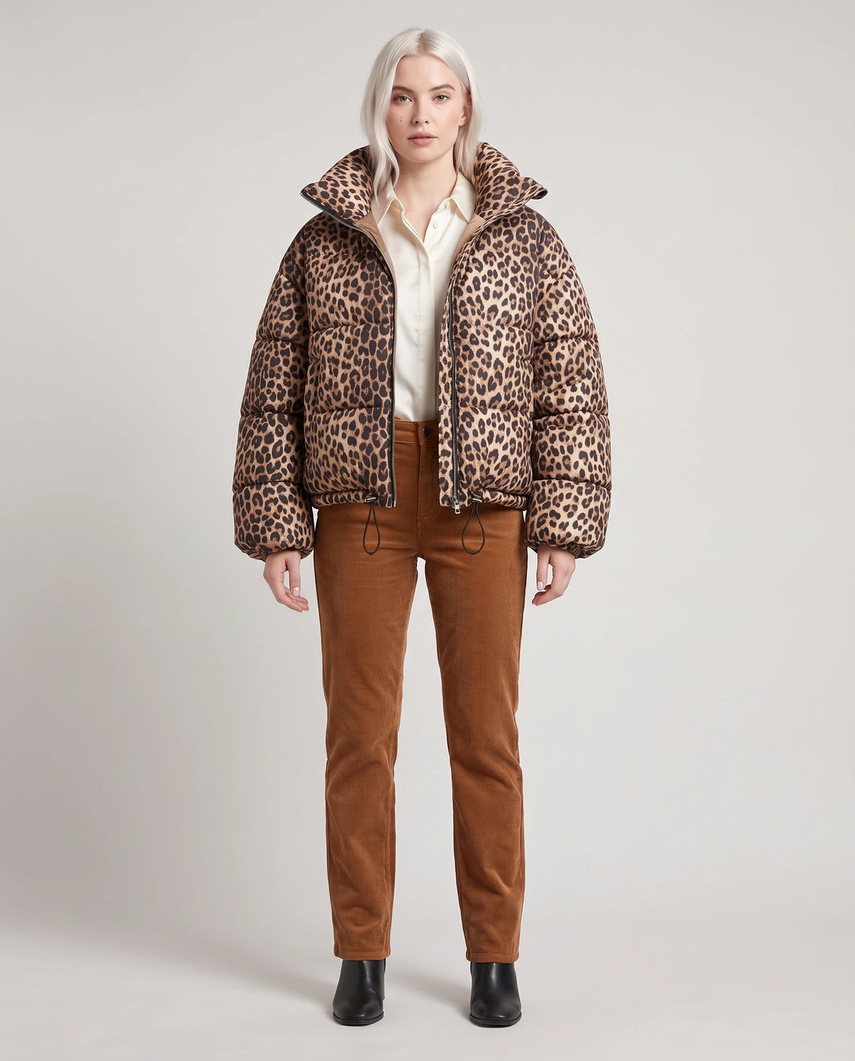 Kurze Steppjacke mit Leopardenmuster Mona, offen getragen über elfenbeinfarbenem Satinhemd