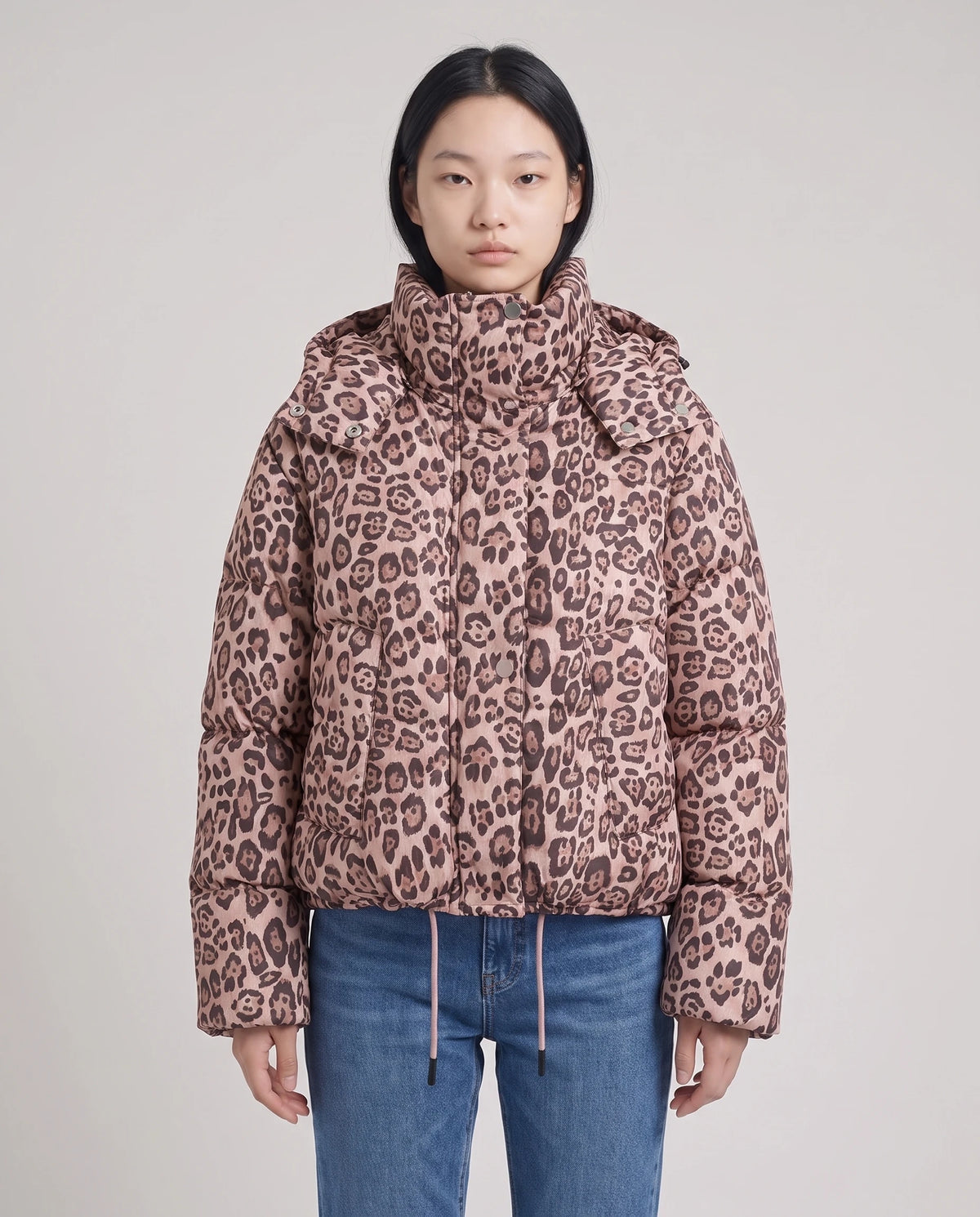 Doudoune courte oversize imprimé léopard à capuche amovible Sybille en Léopard Rose Poudré, plan rapproché de face, veste fermée, capuche baissée