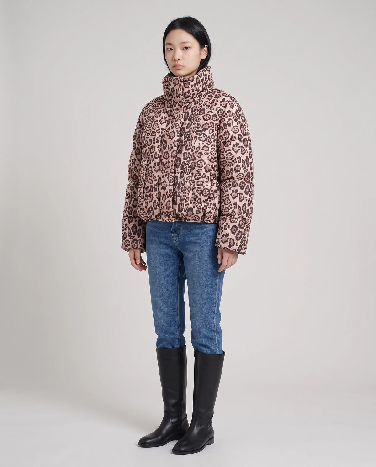 Doudoune courte oversize imprimé léopard à capuche amovible Sybille en Léopard Rose Poudré, vue de face en pied, veste fermée