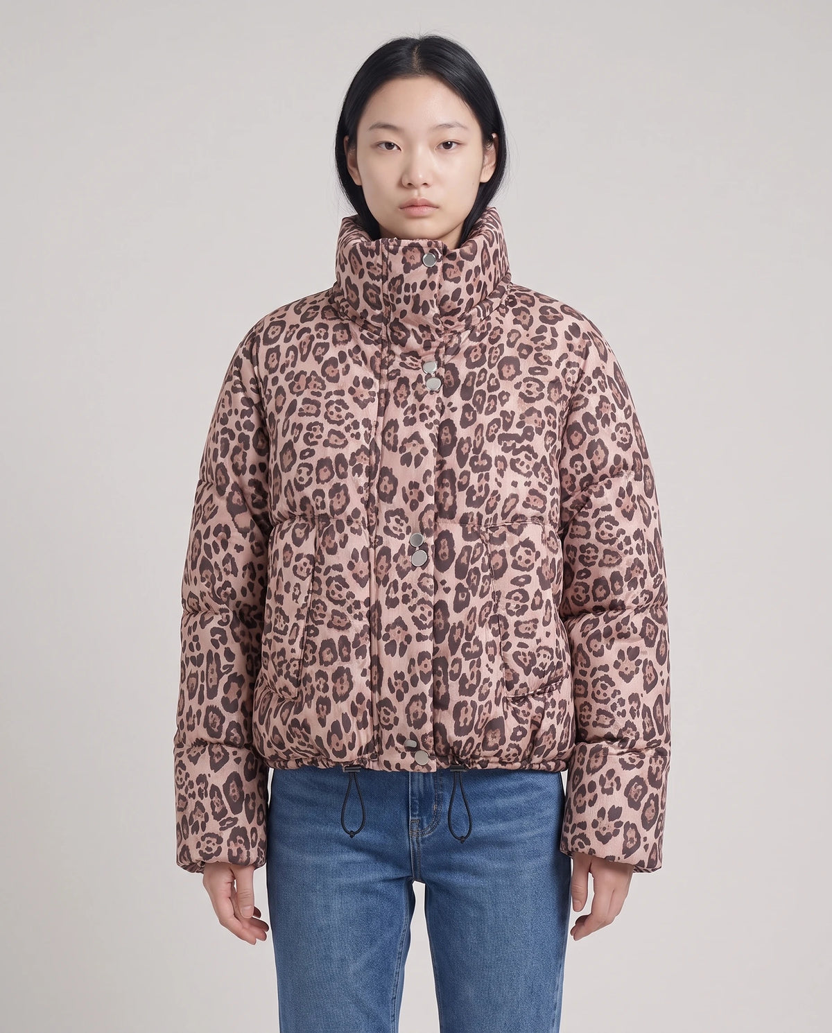Doudoune courte oversize imprimé léopard à capuche amovible Sybille en Léopard Rose Poudré, capuche retirée, col montant seul