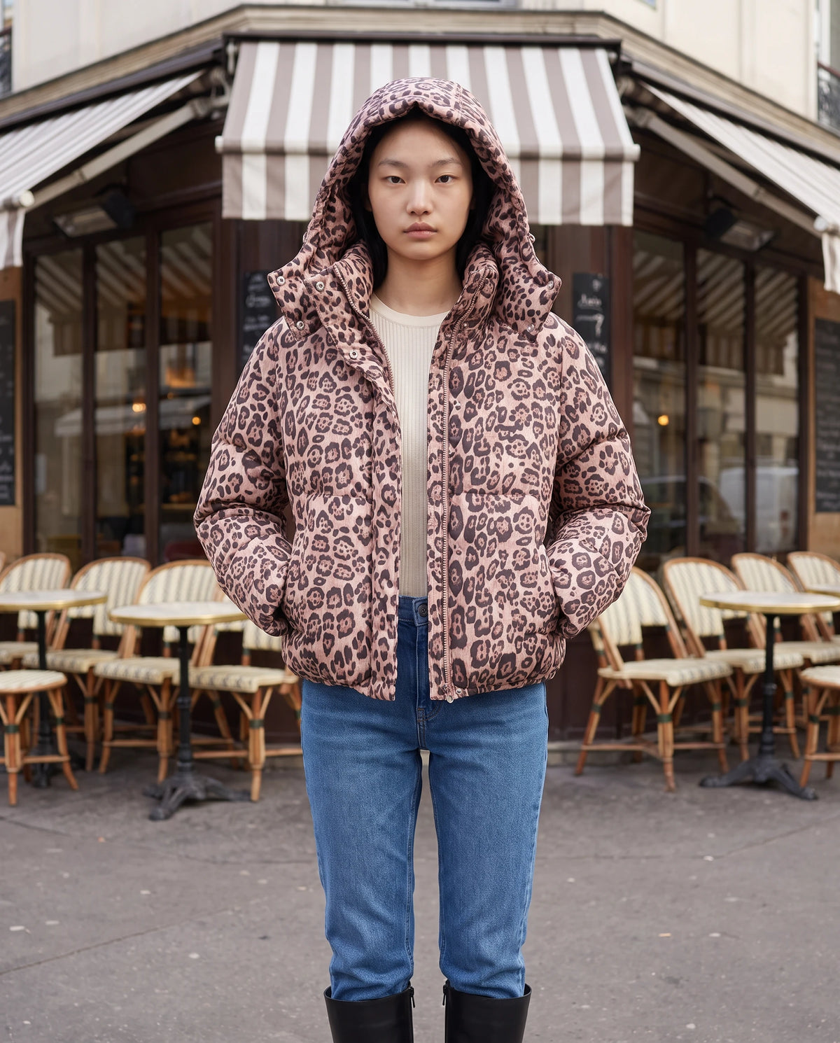Doudoune courte oversize imprimé léopard à capuche amovible Sybille en Léopard Rose Poudré, capuche relevée, en extérieur