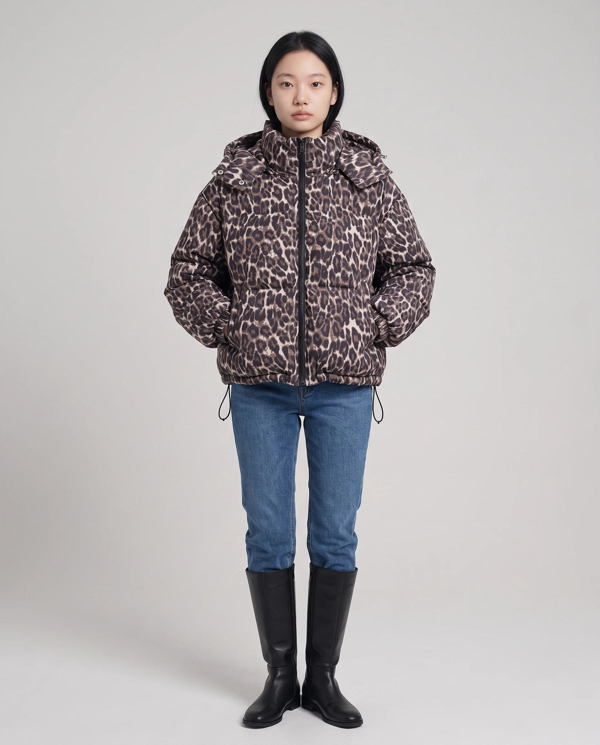 Doudoune courte oversize imprimé léopard à capuche amovible Sybille en Léopard Taupe, vue de face en pied, veste fermée