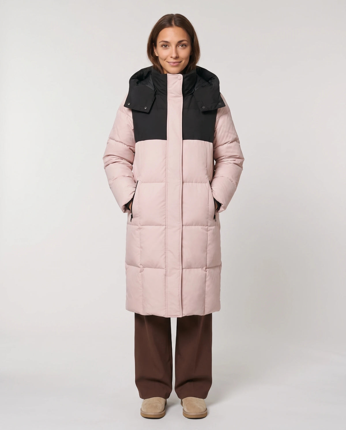 Doudoune longue bicolore à capuche et grands carreaux Eugénia en Rose Poudré, vue de face en pied, zippée au menton, capuche baissée