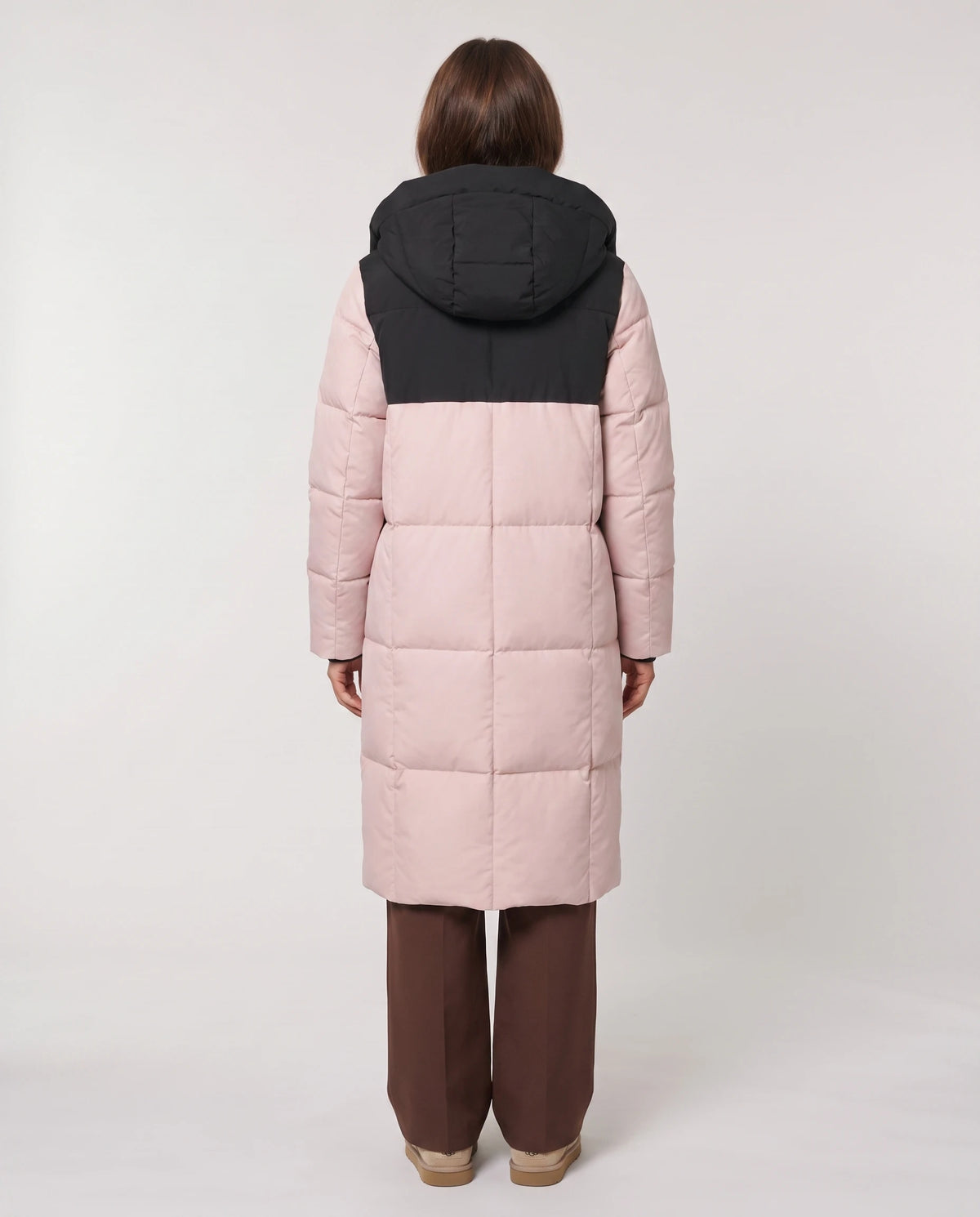 Doudoune longue bicolore à capuche et grands carreaux Eugénia en Rose Poudré, vue de dos, empiècement d'épaules, grands carreaux