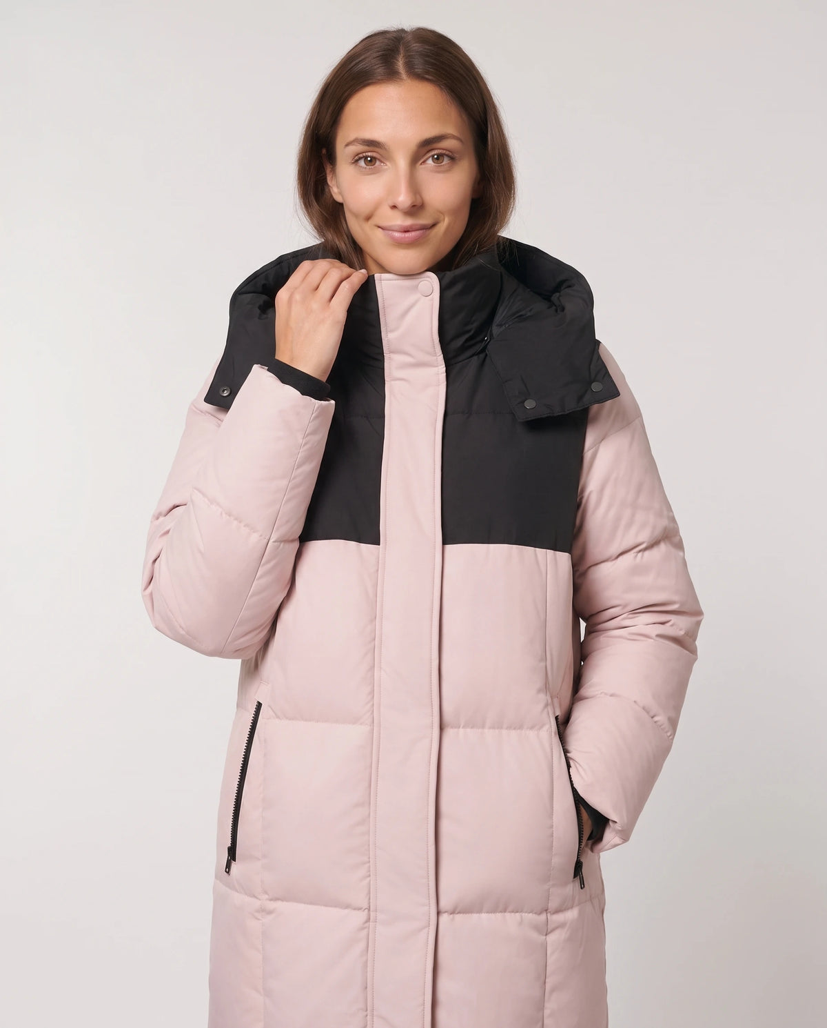 Doudoune longue bicolore à capuche et grands carreaux Eugénia en Rose Poudré, plan rapproché, capuche, col montant et patte lisse