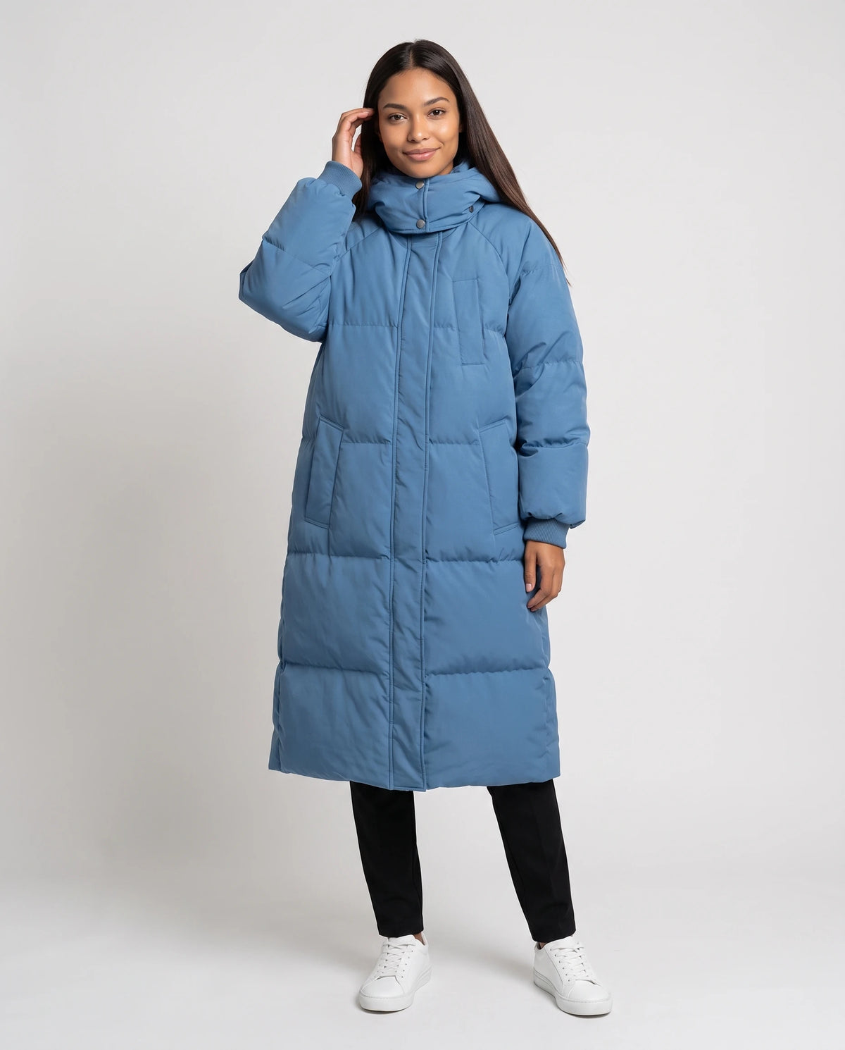 Doudoune longue à capuche Claire en Bleu Denim, vue de face en pied