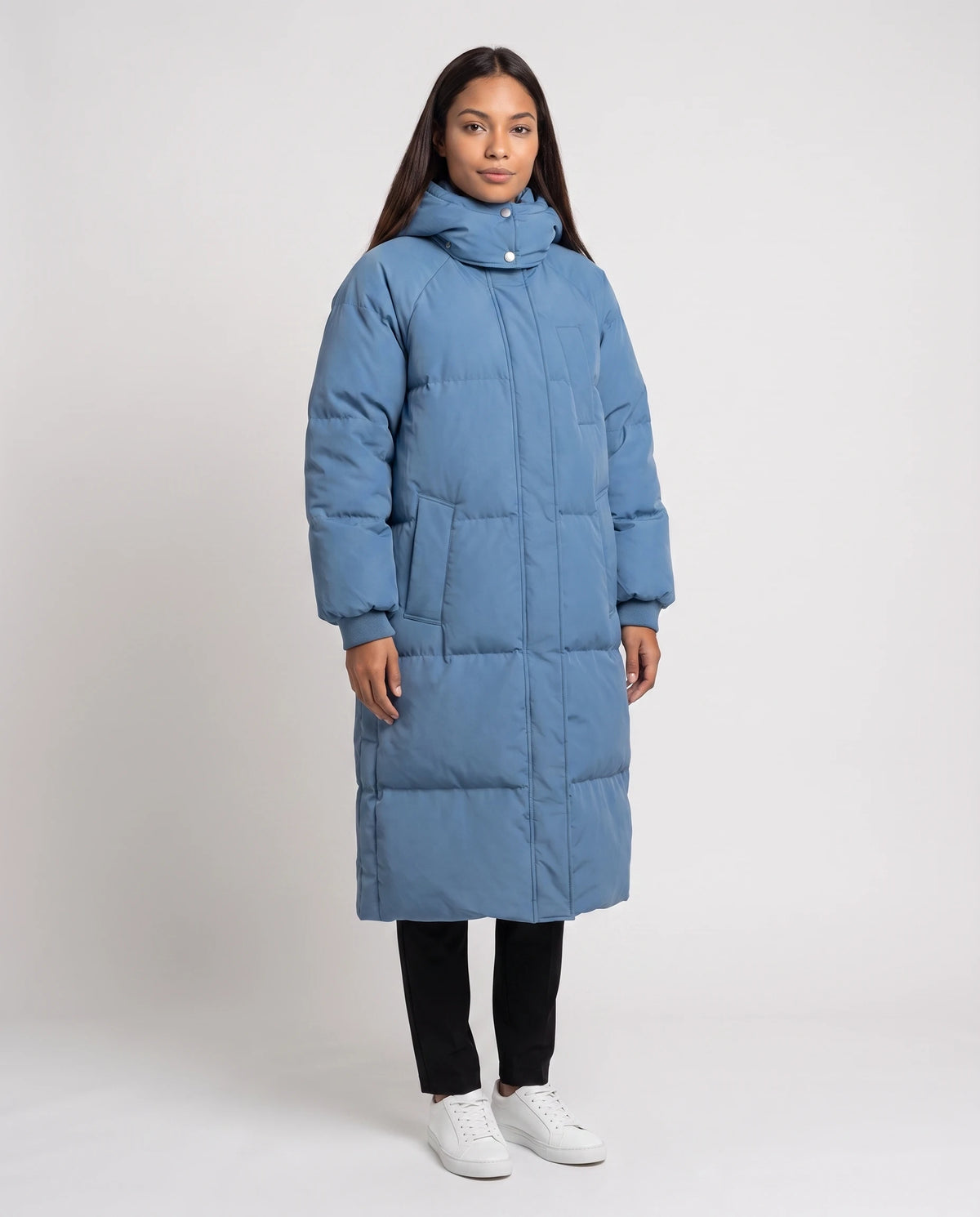 Doudoune longue à capuche Claire en Bleu Denim, vue de trois quarts