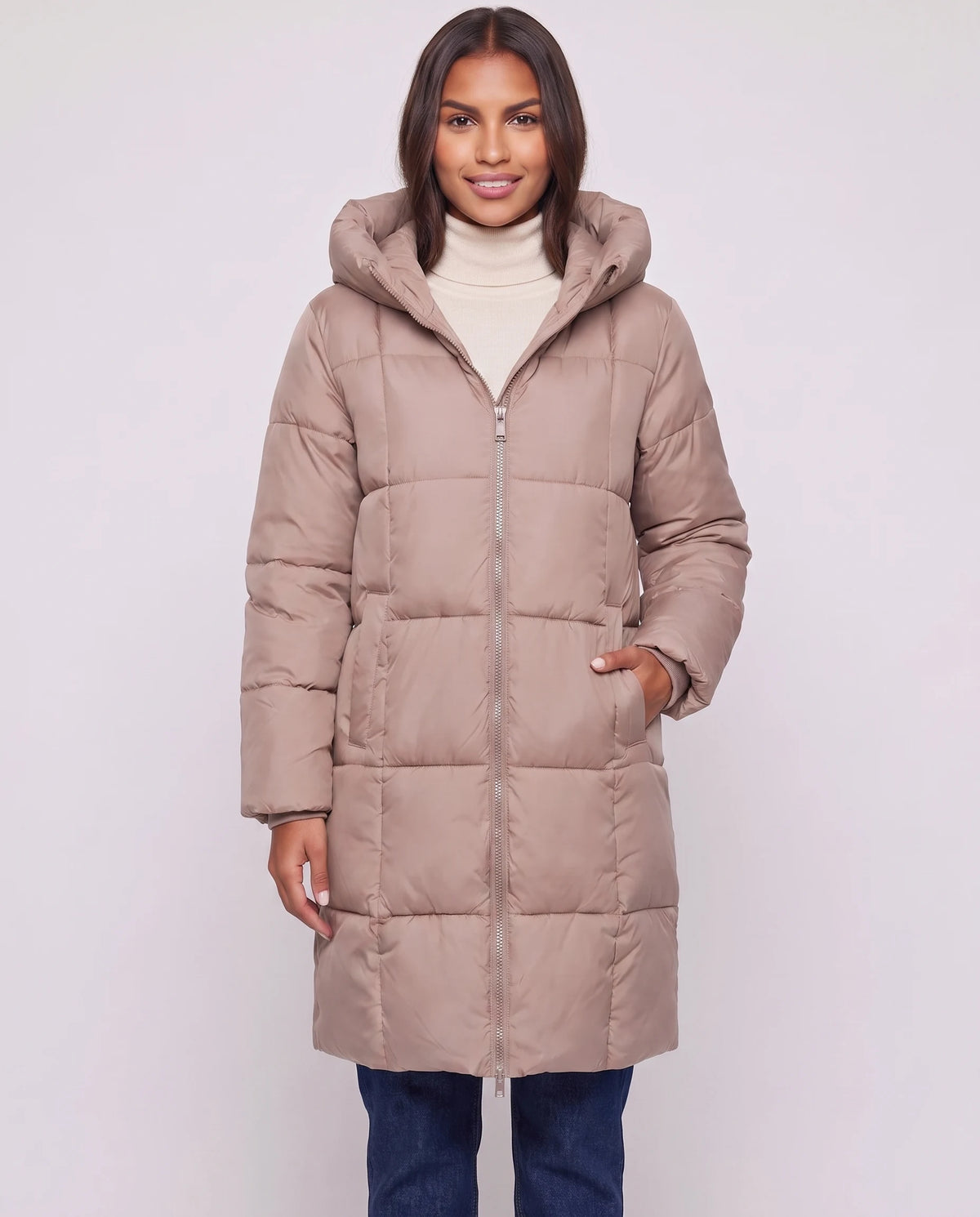 Doudoune longue à capuche matelassage carré Mahault en Beige Rosé, plan rapproché de face, capuche baissée