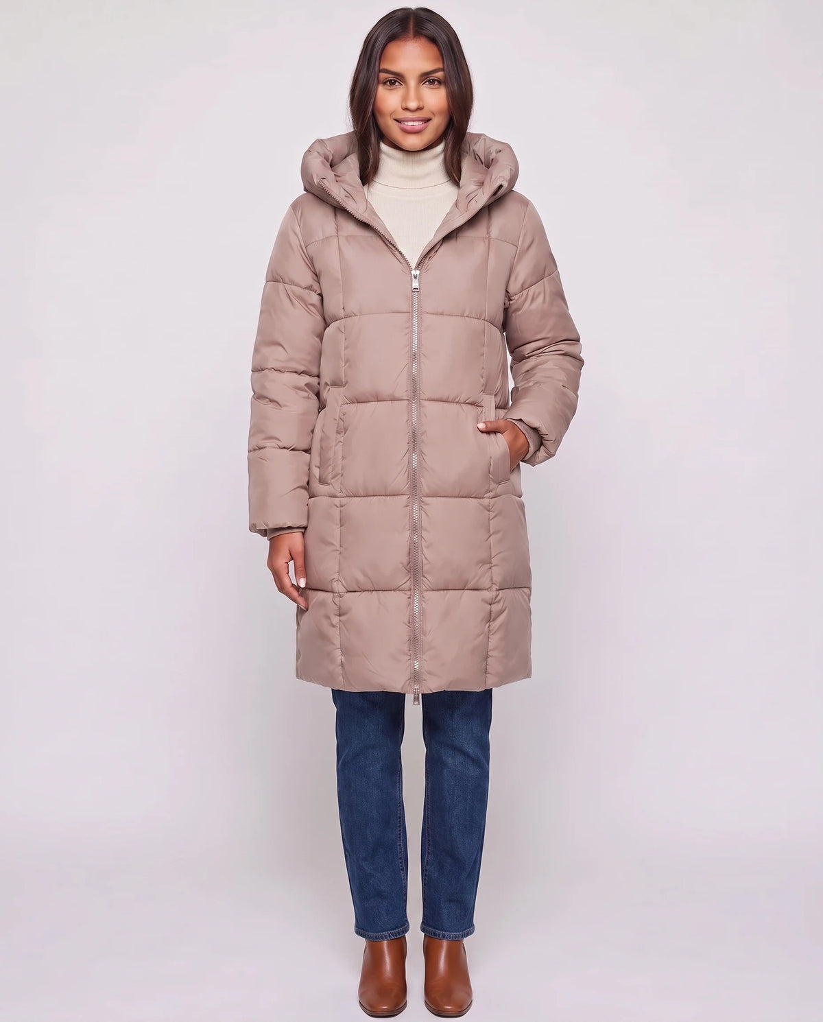 Doudoune longue à capuche matelassage carré Mahault en Beige Rosé, vue de face en pied, zip fermé