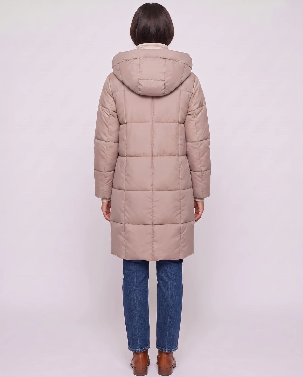Doudoune longue à capuche matelassage carré Mahault en Beige Rosé, vue de dos, capuche baissée