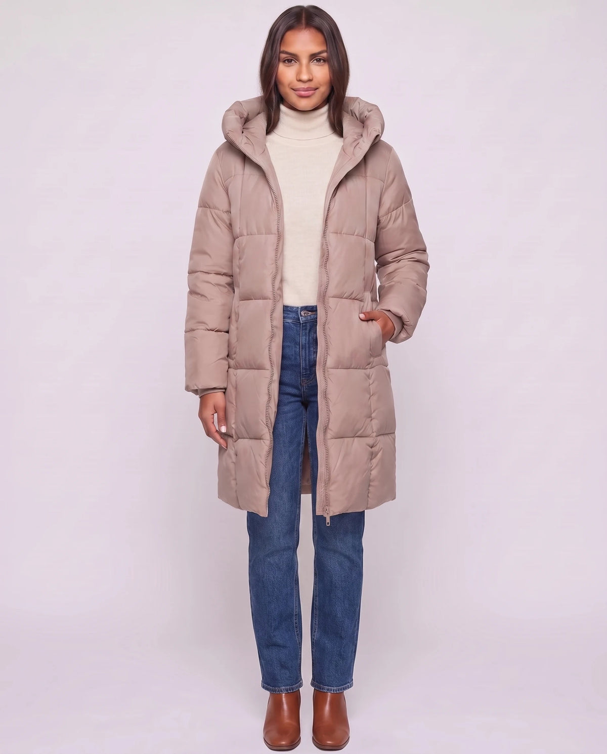 Doudoune longue à capuche matelassage carré Mahault en Beige Rosé, portée ouverte sur un col roulé crème