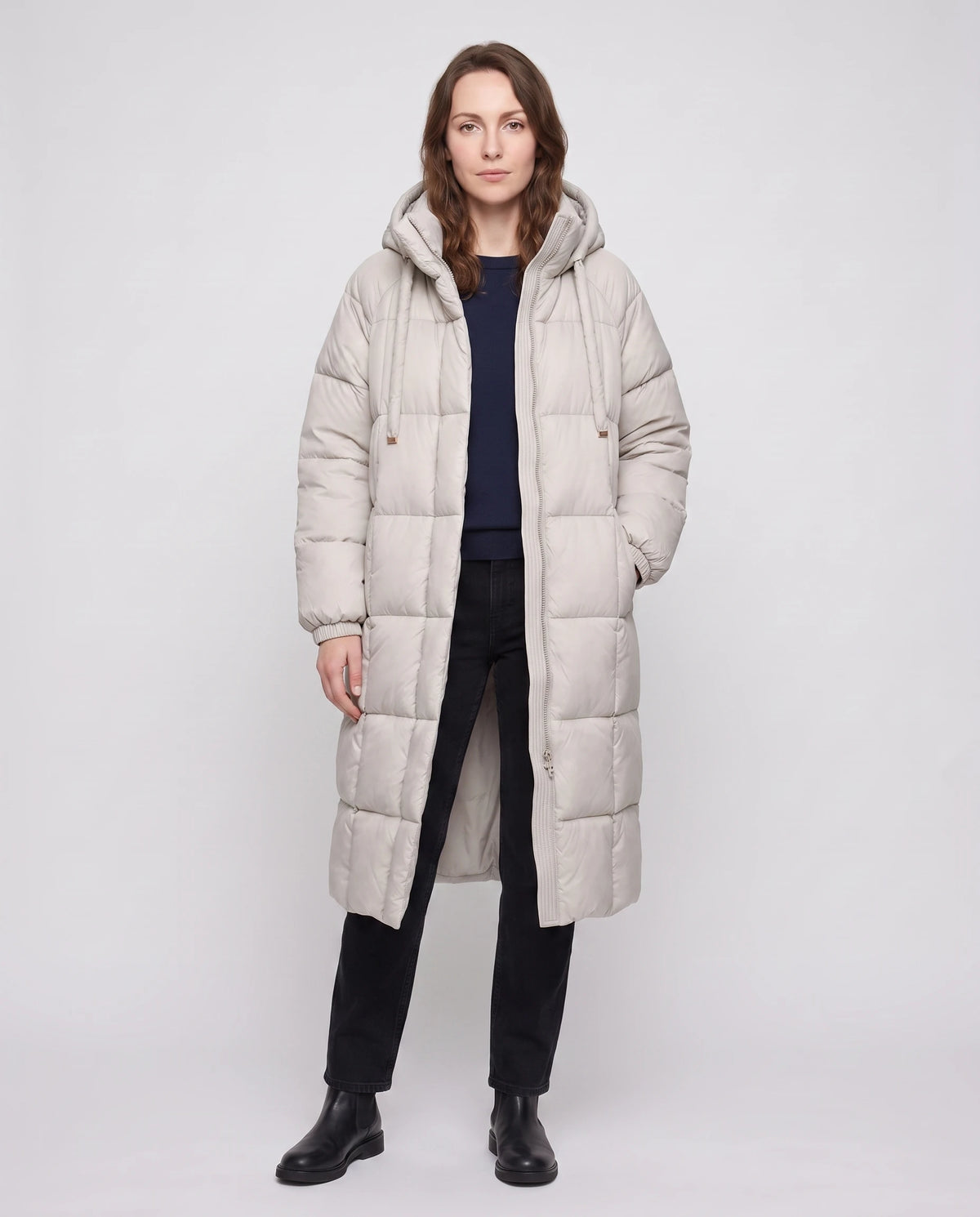 Doudoune longue à capuche cordon et gros caissons Daphnée en Gris Perle, portée ouverte sur un pull marine, zip descendu