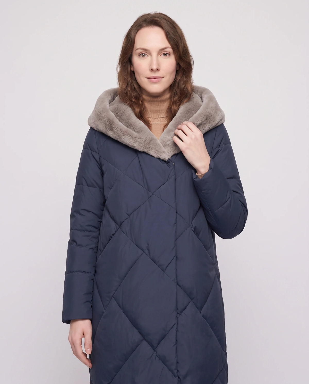 Doudoune longue à capuche doublée fausse fourrure Nadia en Bleu Marine, plan rapproché de face, boutonnée, capuche baissée