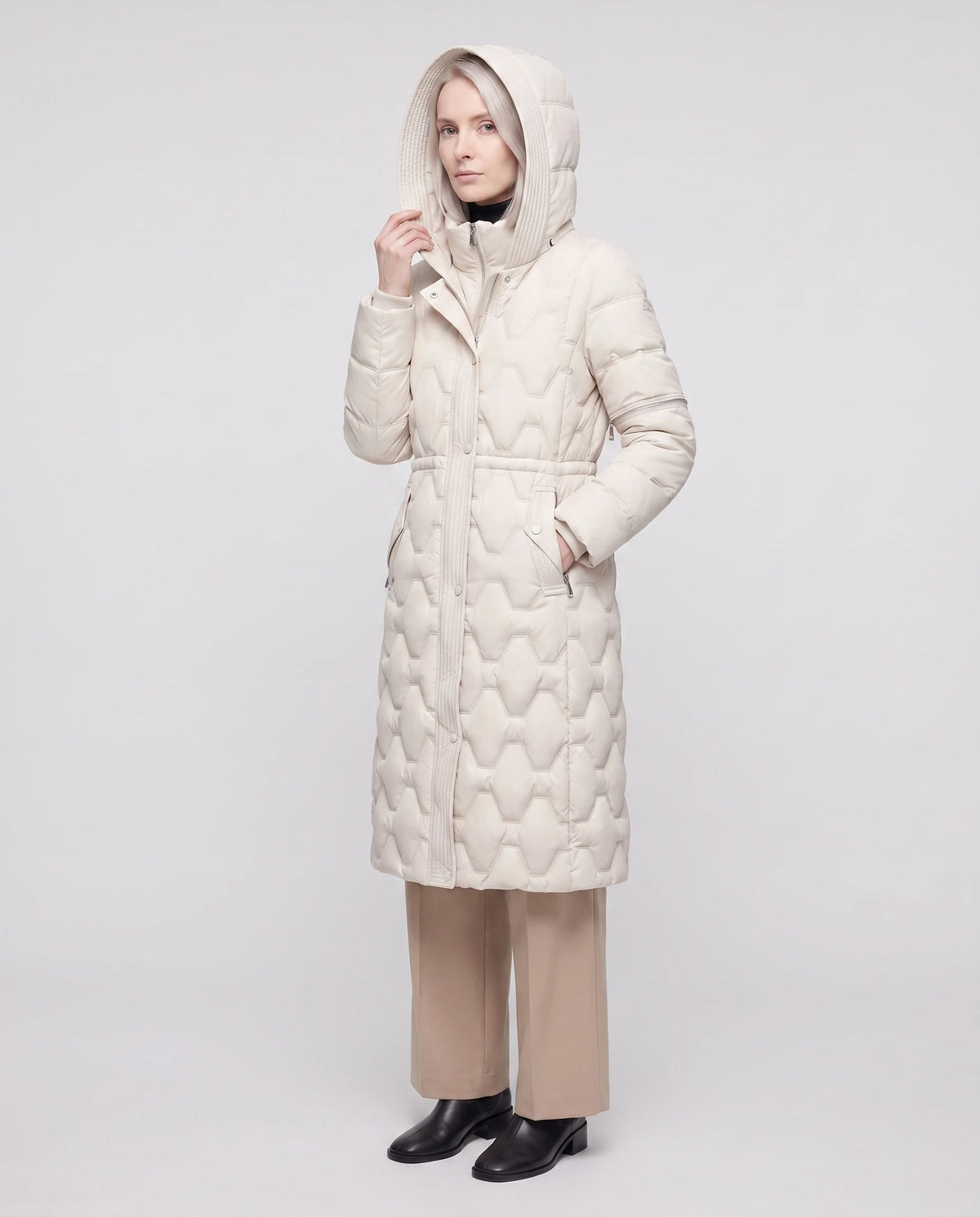 Lange Steppjacke mit Kapuze und abnehmbaren Ärmeln Maryse in Cremeweiss, Dreiviertelansicht, Kapuze aufgesetzt