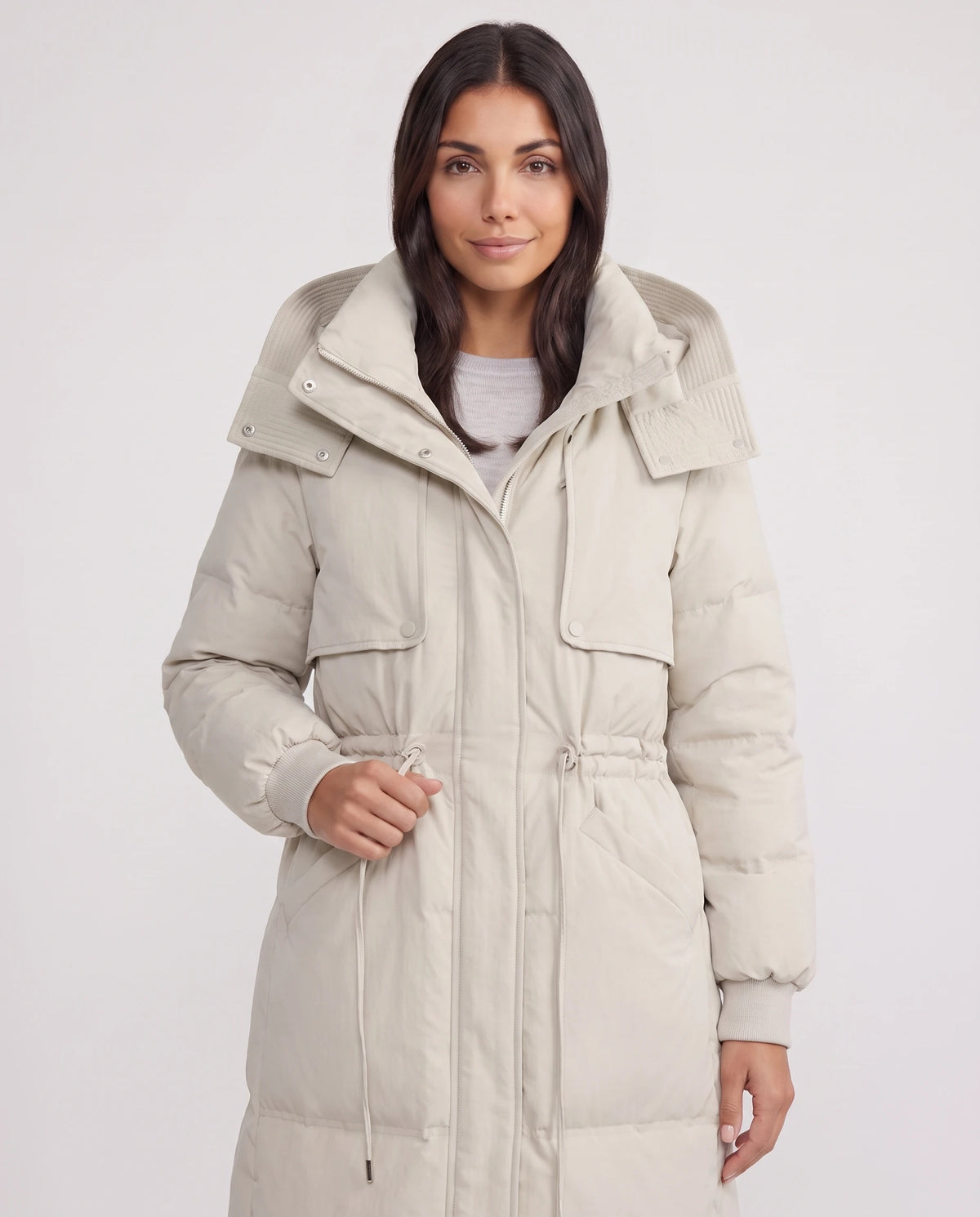 Lange Steppjacke mit Kapuze und Tunnelzugtaille Mélissa in Greige, Nahaufnahme, Strickkragen, Druckknopfriegel und Kordeln