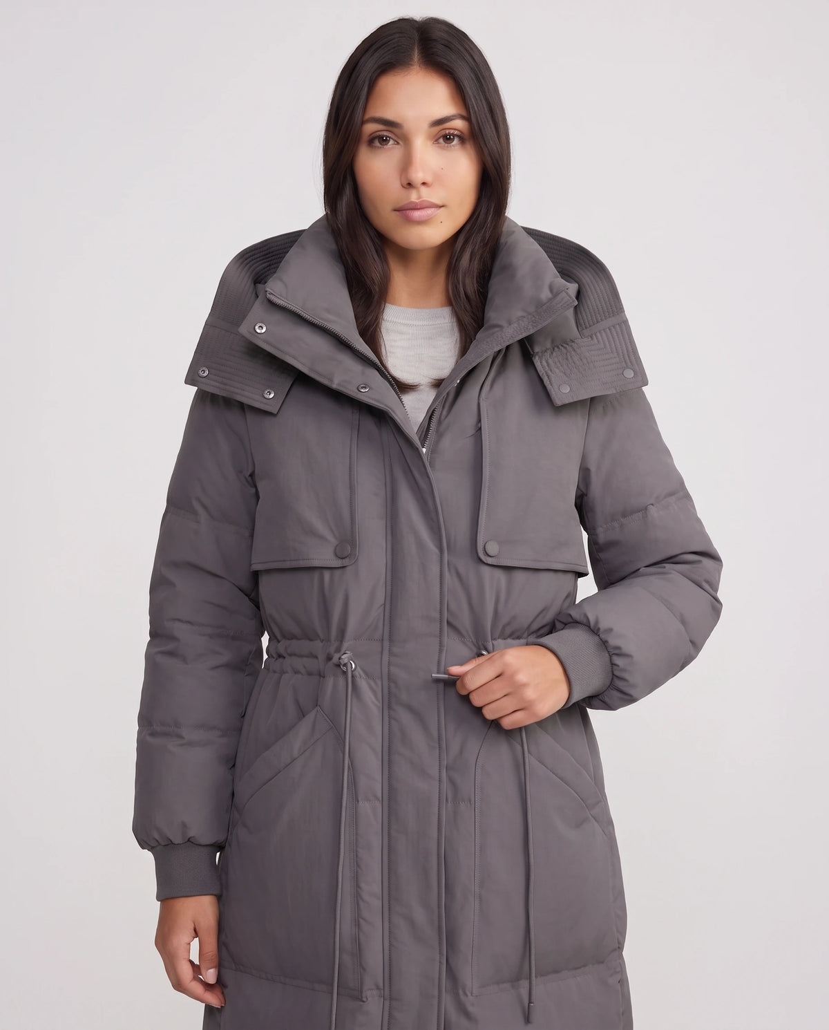 Lange Steppjacke mit Kapuze und Tunnelzugtaille Mélissa in Anthrazit, Nahaufnahme, Strickkragen, Druckknopfriegel und Kordeln