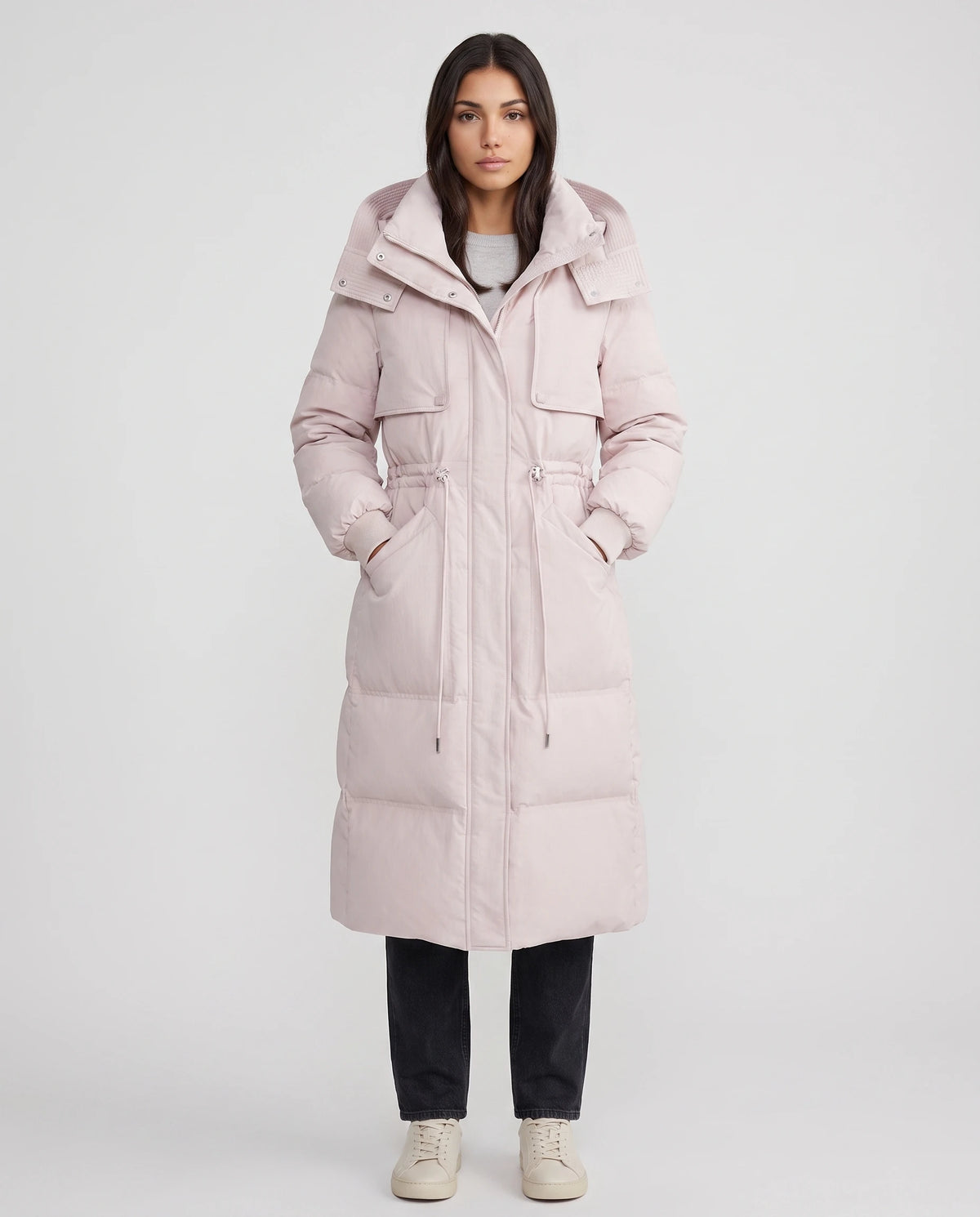Doudoune longue à capuche et taille coulissée Mélissa en Rose Poudré, vue de face en pied, zippée, taille resserrée, capuche baissée