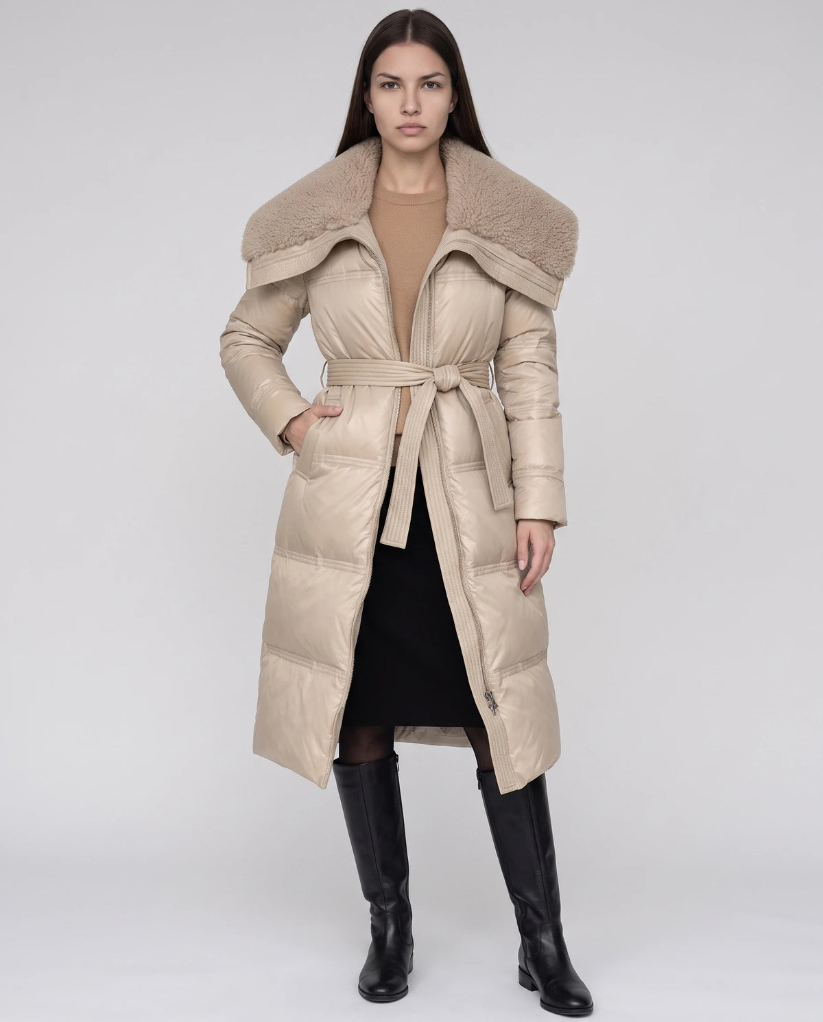 Doudoune longue ceinturée à col fausse fourrure Auriane en Beige, vue de face en pied, zippée, ceinture nouée