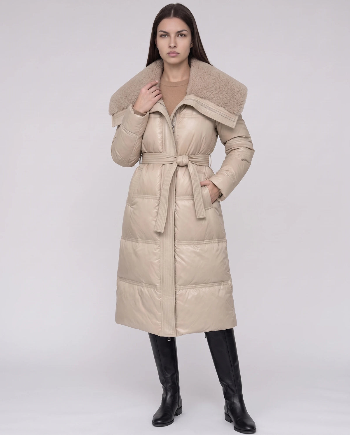 Doudoune longue ceinturée à col fausse fourrure Auriane en Beige, vue de trois quarts, main au col en fausse fourrure
