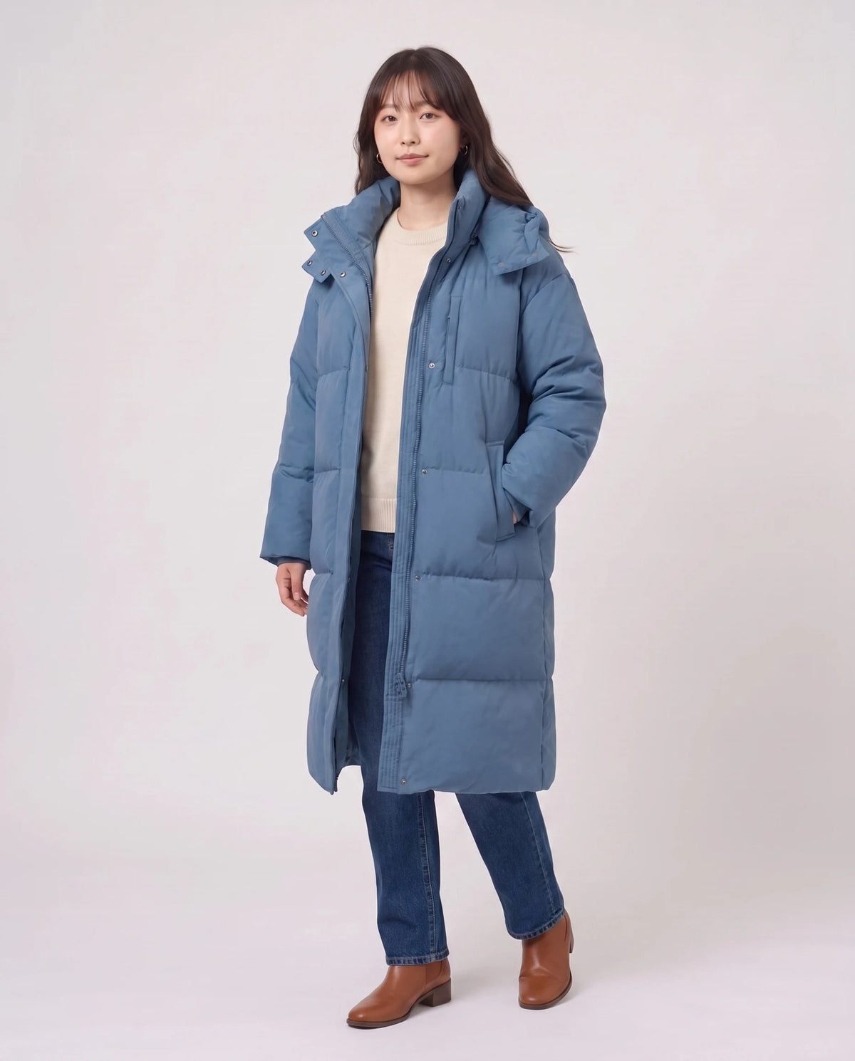 Langer Oversize-Steppmantel mit Kapuze Enora in Denimblau, Dreiviertelansicht