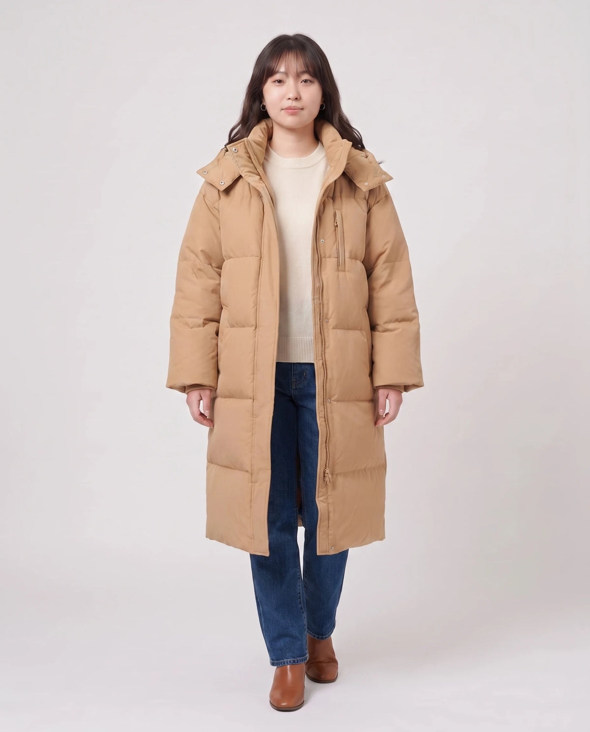 Langer Oversize-Steppmantel mit Kapuze Enora in Camel, Vorderansicht in ganzer Länge
