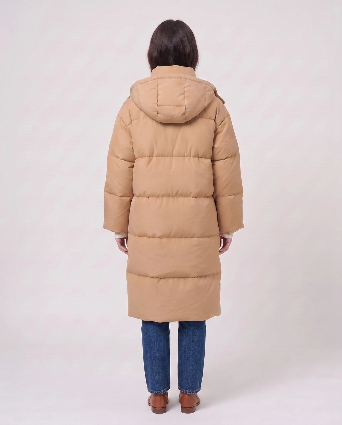 Langer Oversize-Steppmantel mit Kapuze Enora in Camel, Rückansicht mit herabhängender Kapuze
