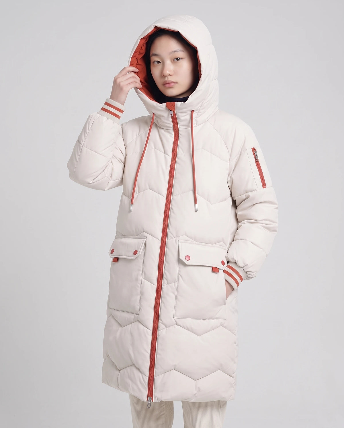 Doudoune longue oversize à chevrons Edmée blanc cassé, capuche relevée, doublure orange visible