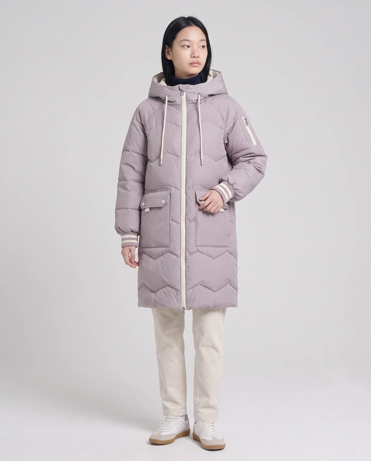 Doudoune longue oversize à chevrons Edmée mauve poudré, plein pied de face, fermée